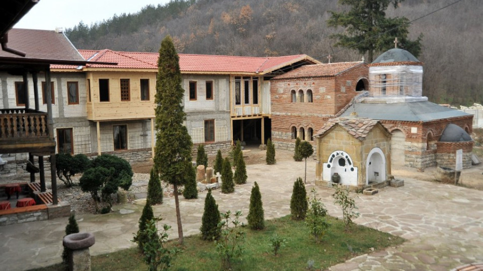 Лопушанският манастир възкръсва три пъти | StandartNews.com