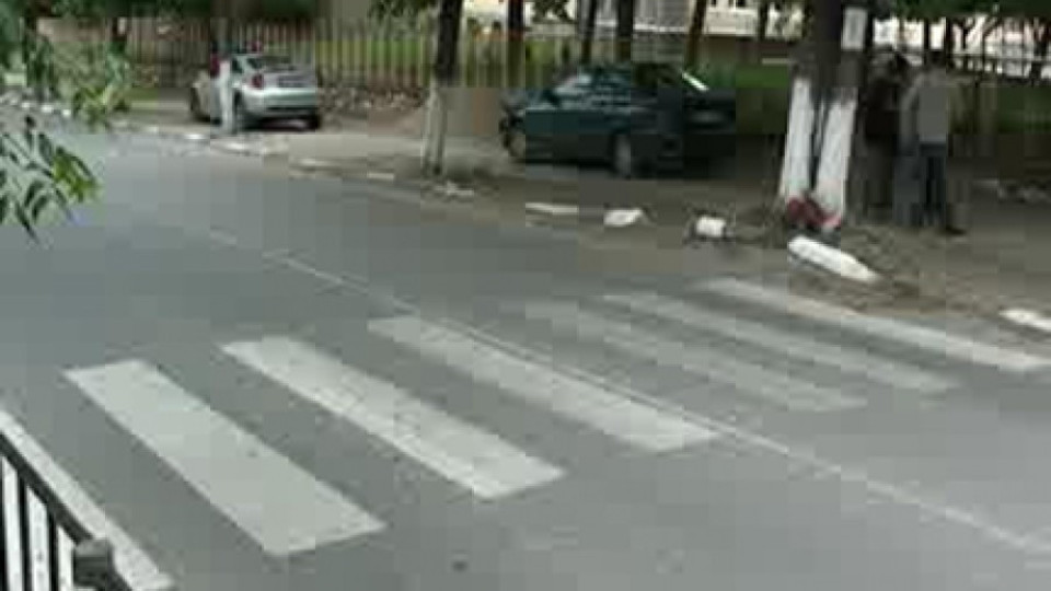 „БМВ” мина на червено и отнесе пешеходка на „зебра” | StandartNews.com