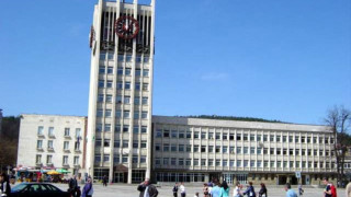 Габровец си чупи колата в дупка, дават му 2 бона