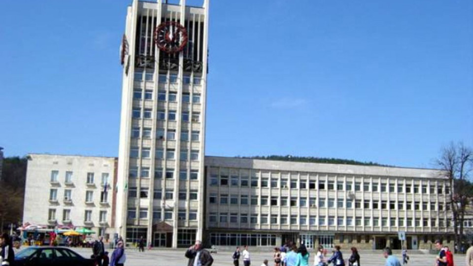 Габровец си чупи колата в дупка, дават му 2 бона | StandartNews.com