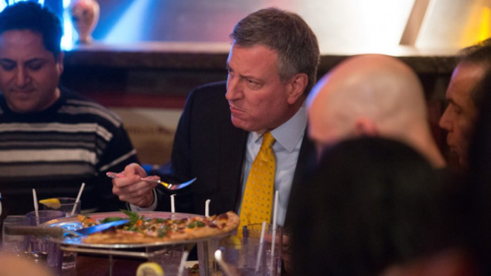 Първият "скандал" на Бил де Блазио – яде пица с вилица | StandartNews.com
