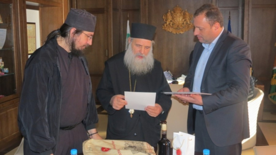 Банско праща берачи на маслини в Зографския манастир | StandartNews.com