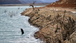 Язовир „Огоста" пада към дъното си