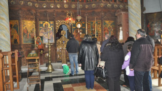 Стотици се поклониха пред зазиданата икона в Лопушанския манастир