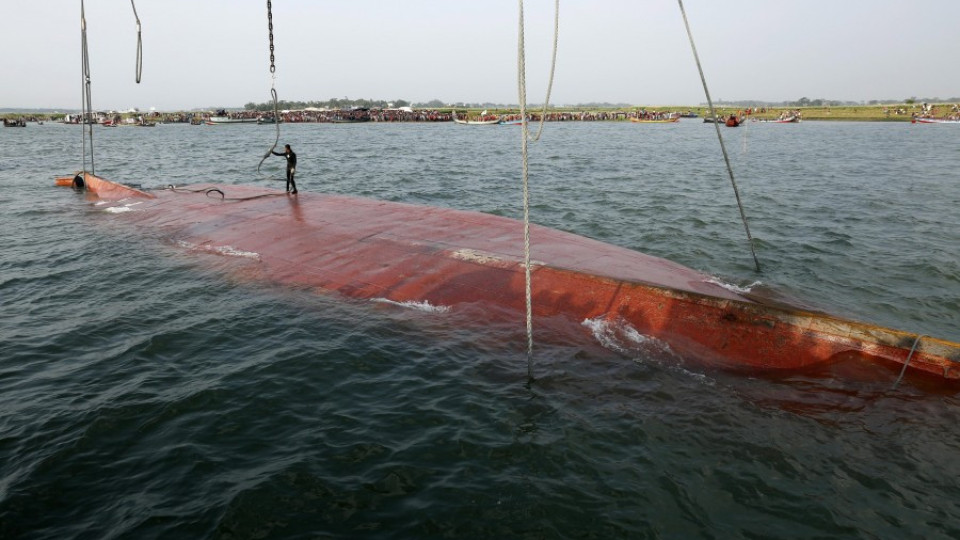 Над 40 вече са жертвите на ферибота в Бангадеш | StandartNews.com