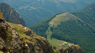 Продължава издирването на загубилите се под в. Ботев