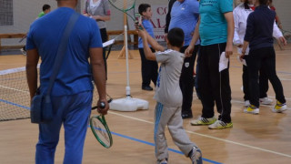 Деца и родители в битка на тенис корта
