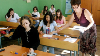 Почти изравнен процент ученици напускат училище и страната