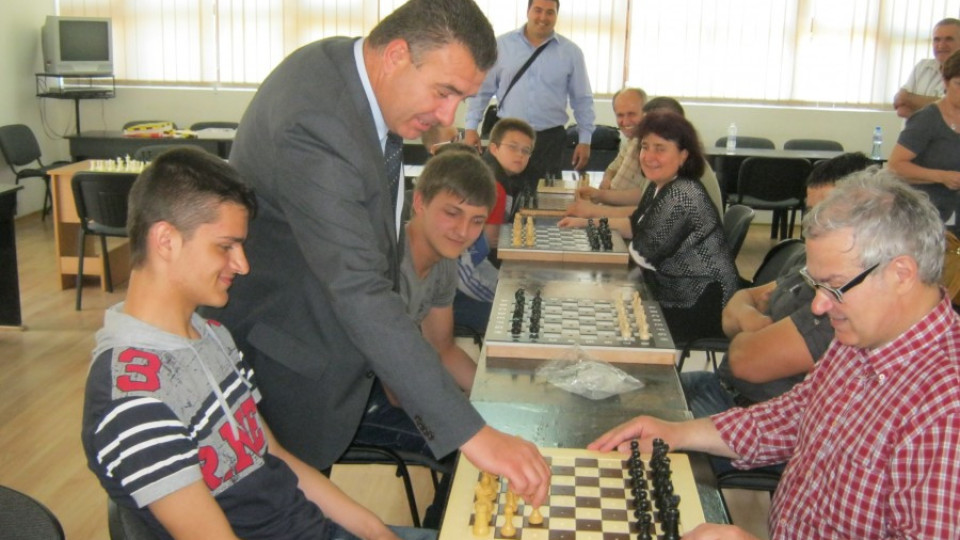Губернатор връчи грамоти на шахматисти | StandartNews.com