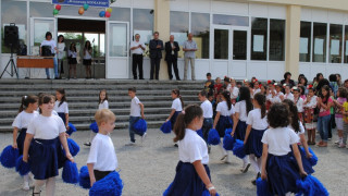 Обновиха училище с евро средства, правят и парк