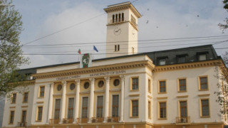 Кмет си прави снимки с отличници и ги подарява