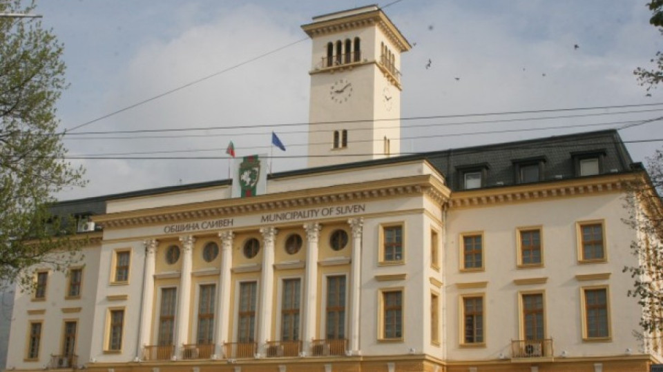 Кмет си прави снимки с отличници и ги подарява | StandartNews.com
