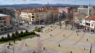  Атракционно влакче вози гостите за Празника на розата