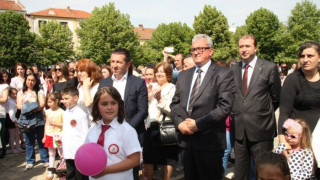 Зам.-министър на образованието и кметът поведоха празничното шествие в Момчилград