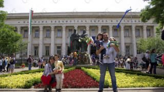 Слънце с облаци и дъжд и следобед на 25 май
