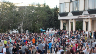 Абитуриентските балове взеха връх над вота в Добрич