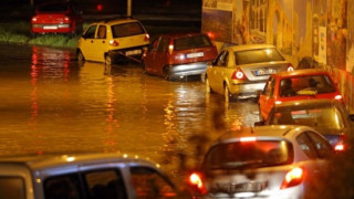 Проливни дъждове и земетресение в Македония