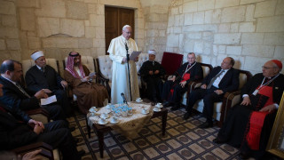 Папата прегърна имам и равин