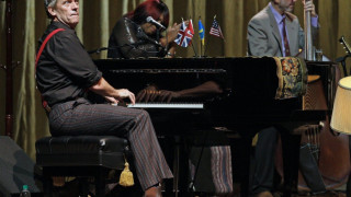 Хю Лори ни омайва от сцената с прекрасни певици