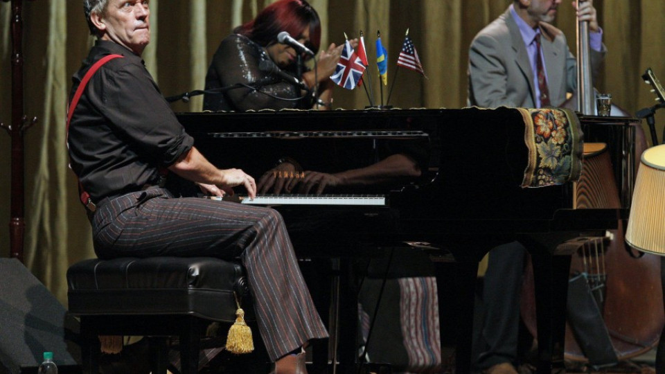 Хю Лори ни омайва от сцената с прекрасни певици | StandartNews.com