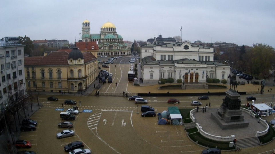 Малък протест и много полиция около парламента | StandartNews.com