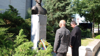 Венци и цветя в памет на Македончето