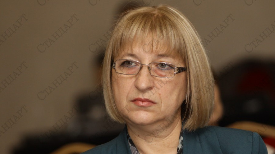  Цачева: Българските граждани дадоха червен картон на управляващите | StandartNews.com