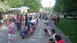 Парковете на Кърджали се изпълниха със стотици деца на 1 юни