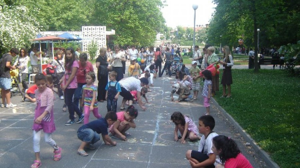 Парковете на Кърджали се изпълниха със стотици деца на 1 юни | StandartNews.com