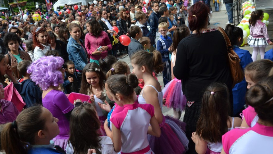 Стотици деца празнуваха в Благоевград | StandartNews.com