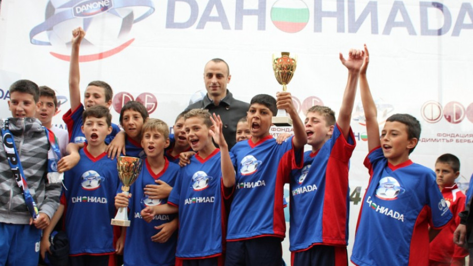 Бербатов награждава "Успелите деца на България"  | StandartNews.com