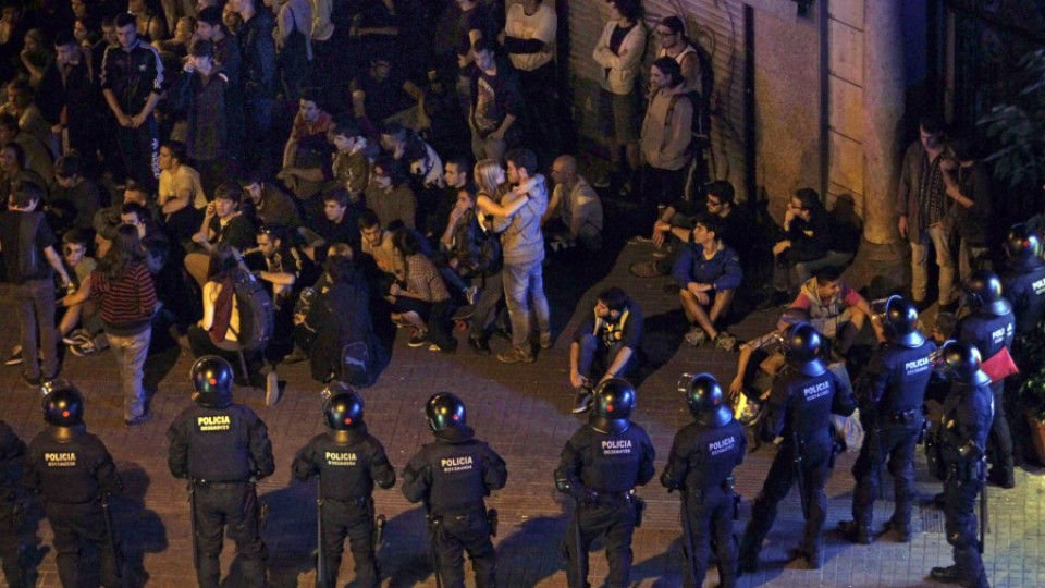 Нощ на сблъсъци и арести в Барселона | StandartNews.com