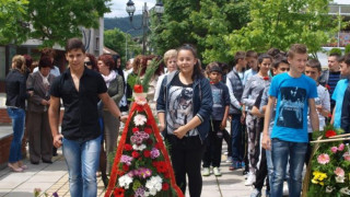 Деца отрупаха паметника на Христо Ботев с цветя