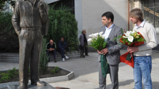 Двуметров Карамитев се извиси в Димитровград