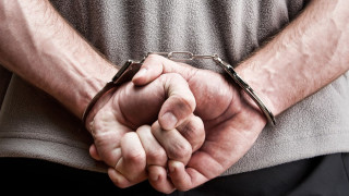 Арестуваха българин за секс с тийнейджър