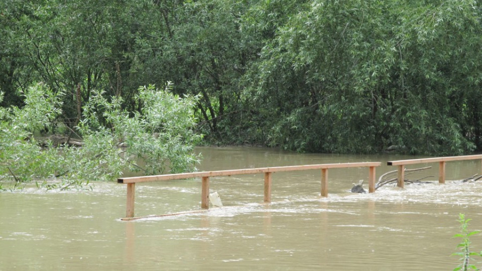 Нови поражения в нивите, река наводни къмпинг и заведения | StandartNews.com