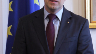 Реч пред БНБ скара Миков и Плевнелиев