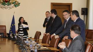 Решават за оставката на кабинета в сряда
