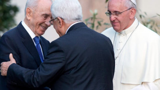 Перес и Абас се помолиха с папата