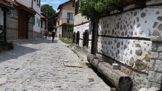 Туристи готвят, пеят и плуват през лятото в Банско