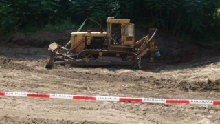 Багер изкопа бомба в парк