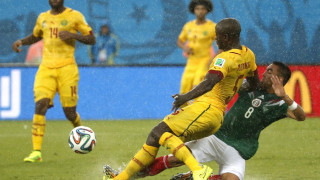 Мексико надви Камерун в мач с 3 отменени гола
