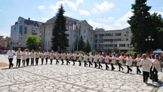  Танци и тъпани разлюляха три планини край Разлог