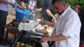 Казаци пекоха шашлици и тропаха право хоро