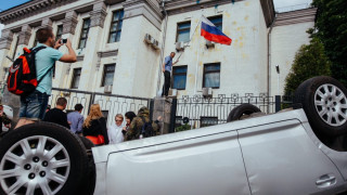 В Киев: Мародери грабят руското посолство