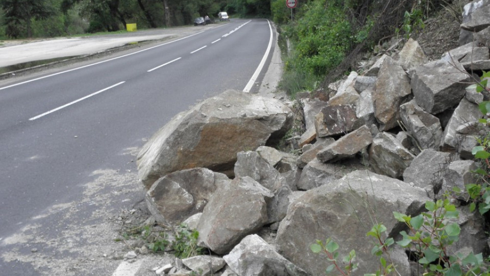 Камъни падат в Кресненското дефиле | StandartNews.com