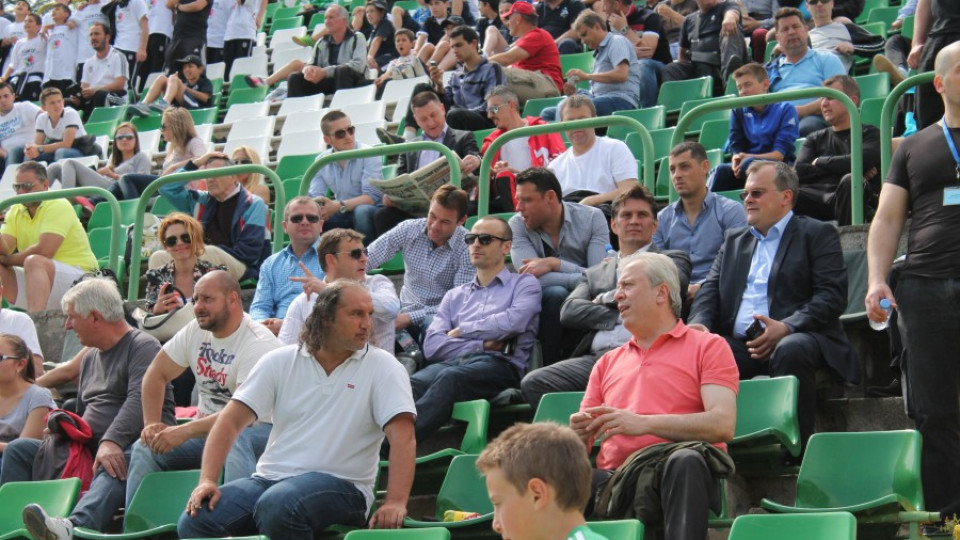 Монтират нови седалки на стадион „Христо Ботев" | StandartNews.com