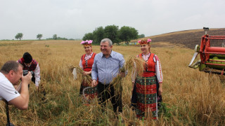 Министър Греков започна жътвата на ръка