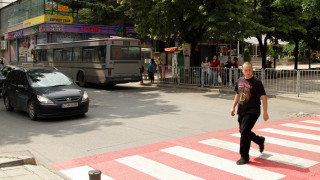 Цветни зебри и „лежащи полицаи" обезопасяват пешеходците