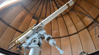 Слагат телескопи край морето